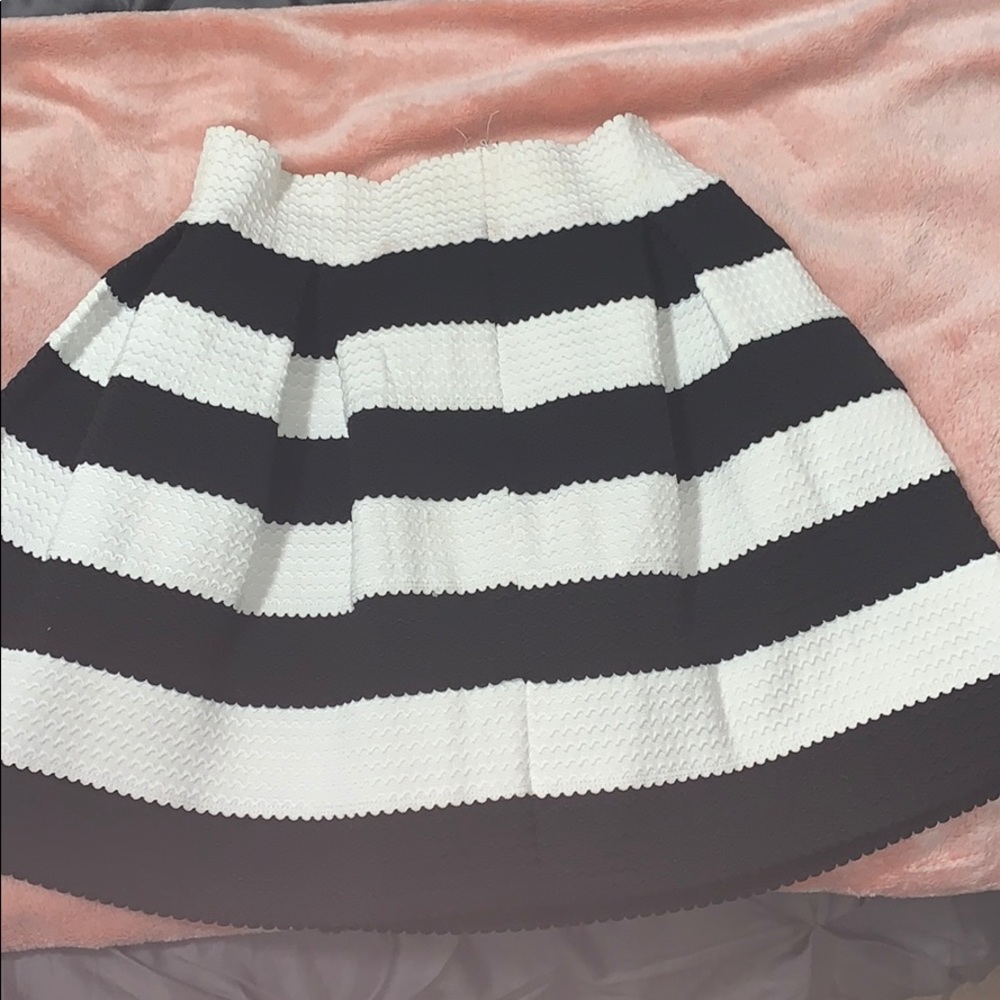 Black and white skater skirt, very good condition!